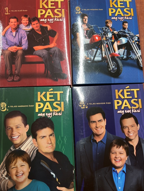 Két pasi meg egy kicsi - 1-4.évad (16 DVD) *Antikvár - Kiváló állapotú* DVD